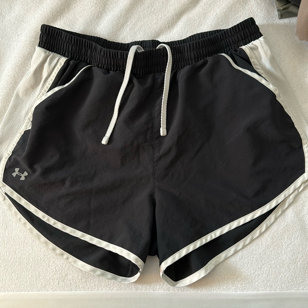Under armor athletic shorts with pockets